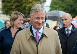 2015-09-12 10:25:31 epa04926994 Belgian King Philippe (C) smiles during his visit to the Jubilee Park for the launch of the 3,000 leaders of the youth movement 'Chirojeugd Vlaanderen' in Brussels, Belgium, 12 September 2015.  EPA/STEPHANIE LECOCQ