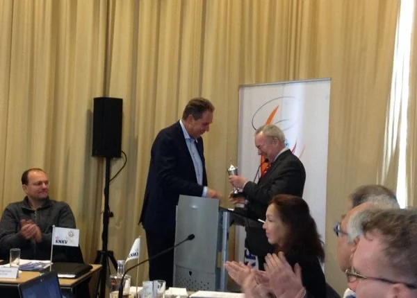 KNKV President Meijer presents the WIlson Honorary Trophy to IKF President Fransoo