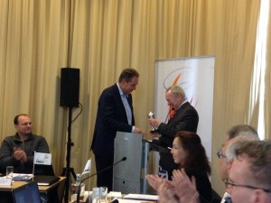 KNKV President Meijer presents the WIlson Honorary Trophy to IKF President Fransoo