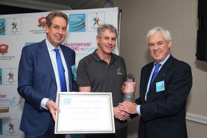Frans Walvis presents the World Korfball Award for Best Elite Development to Korfball New Zealand