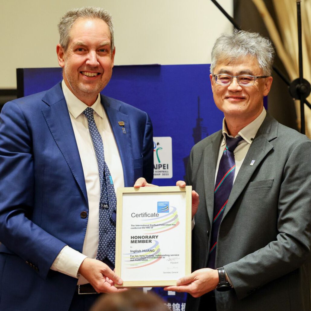 Jan Fransoo awards Inglish Huang with the IKF Honorary Member. Photo: Krit Suttipithuk